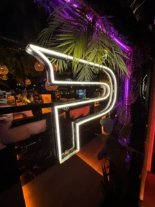 Premium P-Logo in der Gaming Lounge, auf dem Spiegel