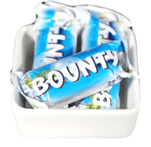 Bounty Riegel in einer weißen Snackbox Schale