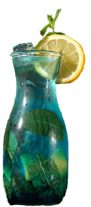 Hausgemachte Limonade mit frischen Zitronen, Minze und Blue Curacao