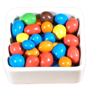 M&Ms in einer weißen Snackbox-Schale