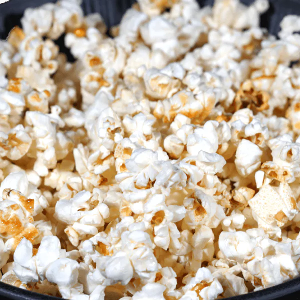 Popcorn in einer schwarzen Schale