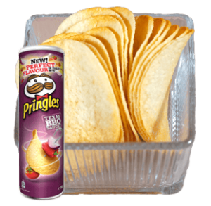 Pringles Barbecue in einer transparenten Snackbox-Schale