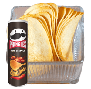 Pringles Hot and Spicy in einer transparenten Snackbox-Schale