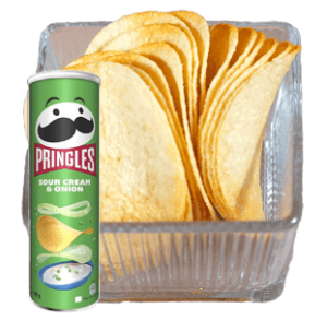 Pringles Sour Cream and Onion in einer transparenten Snackbox-Schale