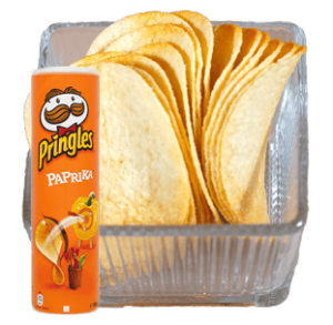 Pringles Paprika in einer transparenten Snackbox-Schale