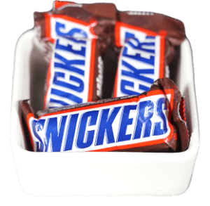 Mini Snickers in einer weißen Snackbox Schale