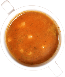 Weiße Tasse mit Tomatensuppe