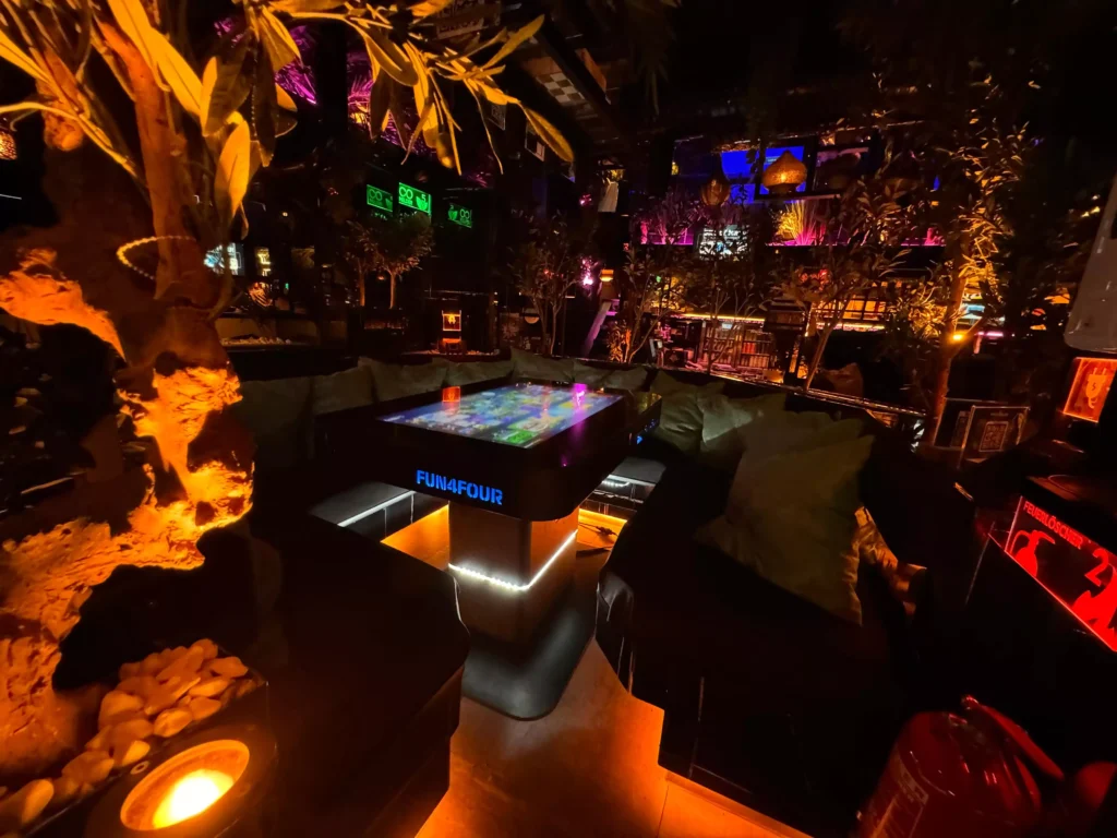 Gaming Lounge bei Nacht mit stimmungsvollem Ambiente in der Shisha Bar Hamburg