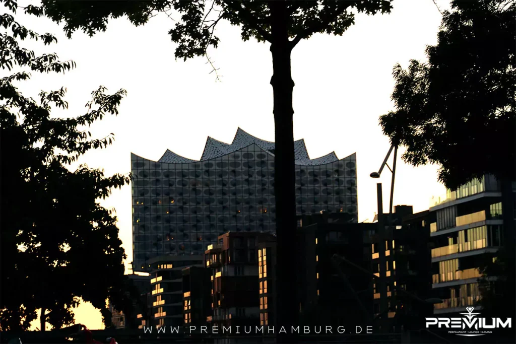 elbphilharmonie oder auch elphi genannt in der hafencity. aufnahme beim sonnenuntergang nach einem besuch der shisha bar premium in der nähe