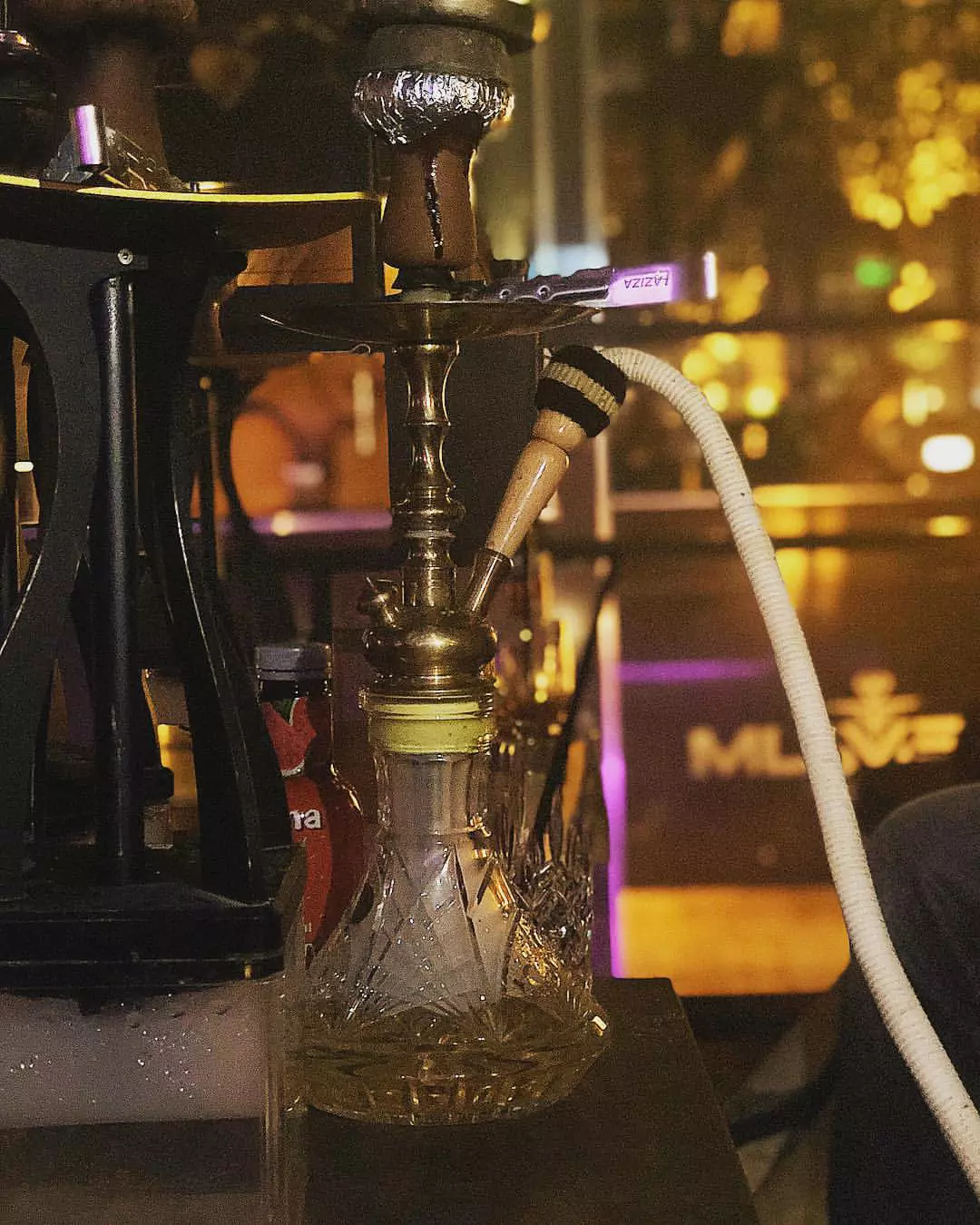 Nahaufnahme einer traditionellen Shisha mit dekorativer Glas-Bowl in einer stilvollen Shisha-Bar.