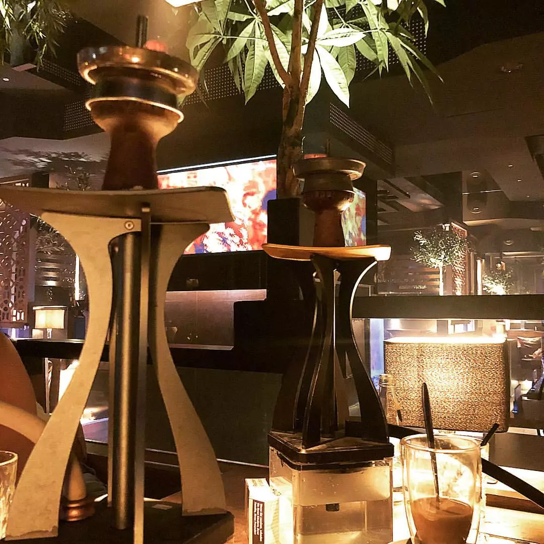 Moderne Shishas in einer stilvollen Shisha Bar an der Alster, umgeben von sanfter Beleuchtung und gemütlicher Einrichtung.