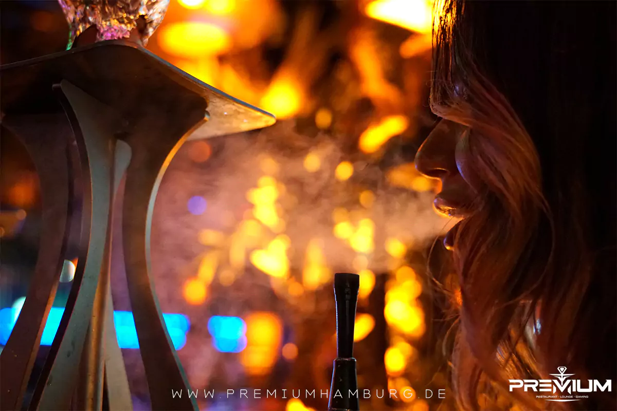 unsere kellnerin welche im nahen aufgenommen wurde und eine shisha am rauchen ist! aufgenommen in unserer hamburger shisha bar - premium