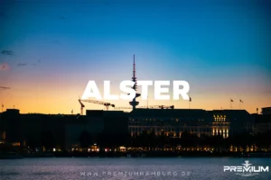 Sonnenuntergang an der Alster in Hamburg mit Fernsehturm im Hintergrund und dem Schriftzug "ALSTER" prominent im Bild. Shisha Bar Alster