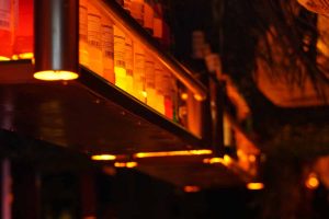 Nahaufnahme beleuchteter Getränkeflaschen in der Bar der Shisha Bar Hamburg Hauptbahnhof.
