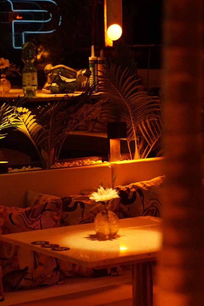 Gemütlicher Lounge-Bereich mit Blumen-Dekoration in der Shisha Bar Hamburg Hauptbahnhof.